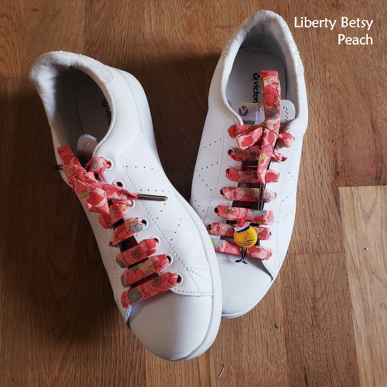 Lacets en tissu Liberty Betsy au choix, Liberty of London, lacets chaussures, baskets, sneakers, stan smith veja, tons rouge vert bleu jaune Betsy Peach
