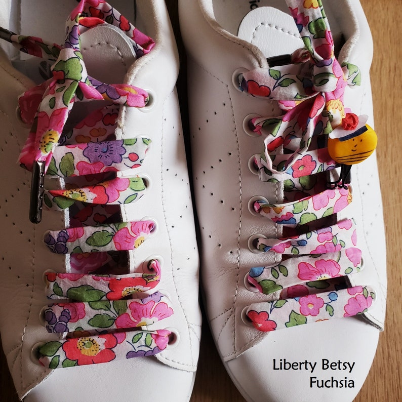 Lacets en tissu Liberty Betsy au choix, Liberty of London, lacets chaussures, baskets, sneakers, stan smith veja, tons rouge vert bleu jaune Betsy Fuchsia