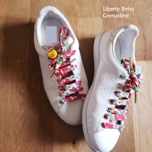 Lacets en tissu Liberty Betsy au choix, Liberty of London, lacets chaussures, baskets, sneakers, stan smith veja, tons rouge vert bleu jaune Betsy Grenadine