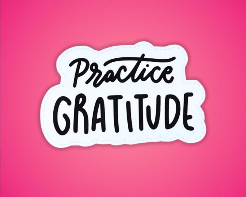Puede incluir: Pegatina blanca con texto negro que dice "Practice Gratitude" sobre un fondo rosa.