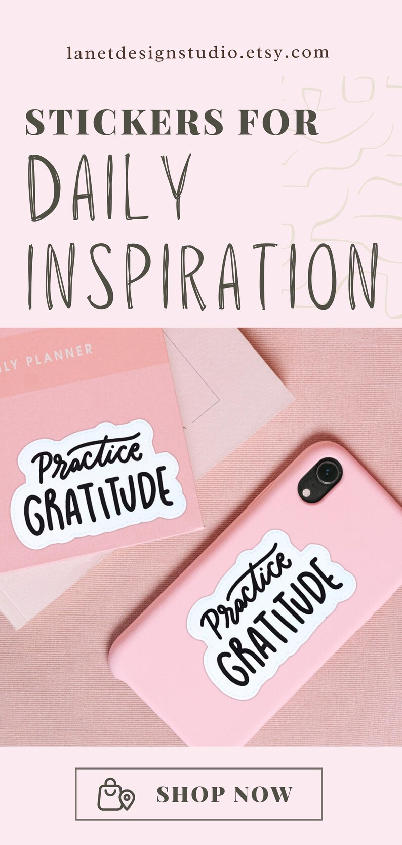 Puede incluir: Dos superficies rosas con pegatinas blancas que dicen "Practica la gratitud" en escritura negra. Las pegatinas est&aacute;n en una agenda rosa y una funda de tel&eacute;fono rosa. El texto "COMPRAR AHORA" est&aacute; en un bot&oacute;n blanco con un icono de bolsa de la compra.