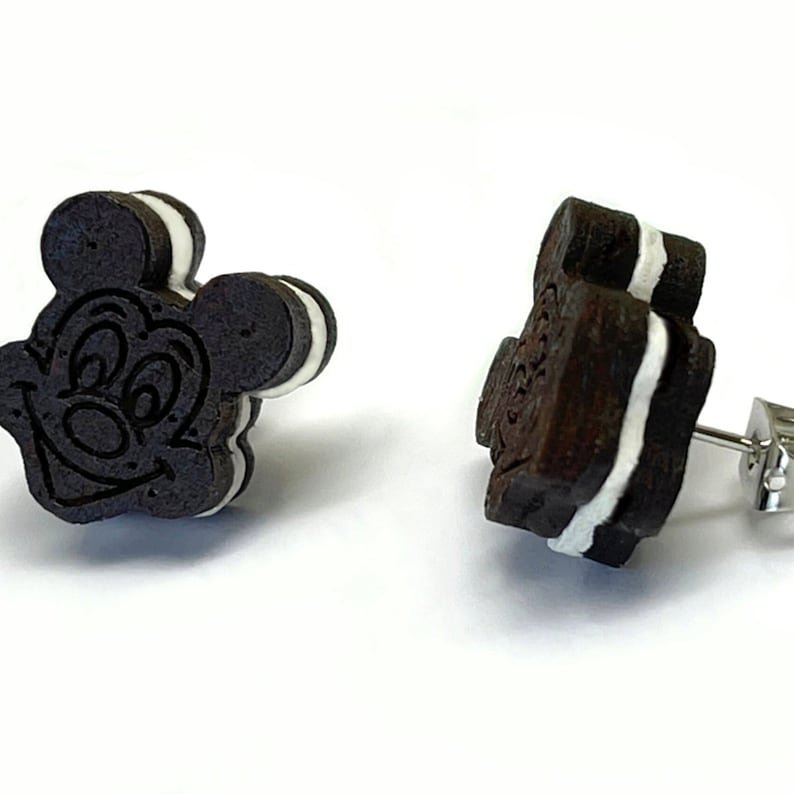 K&ouml;nnte beinhalten: Ein Paar schwarze und wei&szlig;e Mickey Mouse Cookie Ohrringe. Die Ohrringe sind aus Polymer Clay gefertigt und haben einen silbernen Stift.