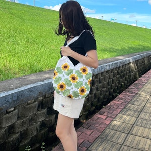 Bolso de mano cuadrado de abuela con girasoles de ganchillo: bolso hecho a mano