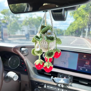 Gehaakte aardbei, gehaakte bloemenmandplant, auto-accessoires voor vrouwen, gehaakte autoplant