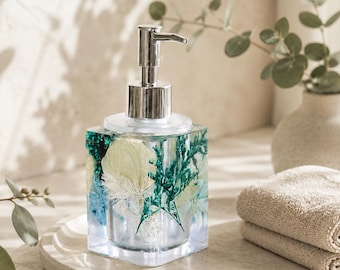 Handgjord tvålpump i harts med riktiga torkade blommor | Havsblå badrumsinredning | Blommig lotionpump i harts | Tillbehör i spa-stil