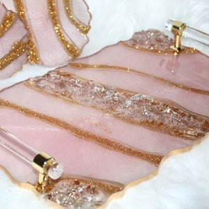 Bandeja decorativa grande de resina con purpurina dorada rosa hecha a mano, elegante bandeja con asas transparentes y doradas, bandeja para perfumes, posavasos de resina de geoda.