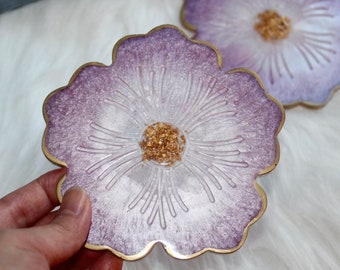Lila en witte handgemaakte bloemenonderzetters met gouden accenten, handgemaakte epoxyharsonderzetters, diameter van 4,5 inch, lichtpaarse onderzetters van 2 of 4