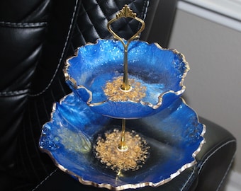 Handgemaakte blauwe Galaxy-resin gelaagde lade: gouden geode cupcakestandaard