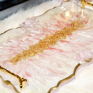 Bandeja de cristal de cuarzo rosa hecha a mano, bandeja de resina epoxi con borde de cuarzo rosa, bandeja de resina blanca y rosa con jaspeado dorado y asas