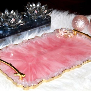 Bandeja de cristal de cuarzo rosa hecha a mano, bandeja de resina epoxi con borde de cuarzo rosa, bandeja de resina blanca y rosa con vetas doradas y asas.