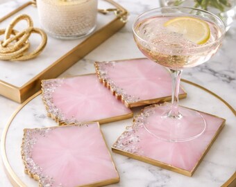 Handgjorda underlägg i rosenkvartsgeodagat | Rosa hartsunderlägg med guldkant | Kristallinspirerade drinkunderlägg | Lyxig heminredningsgåva