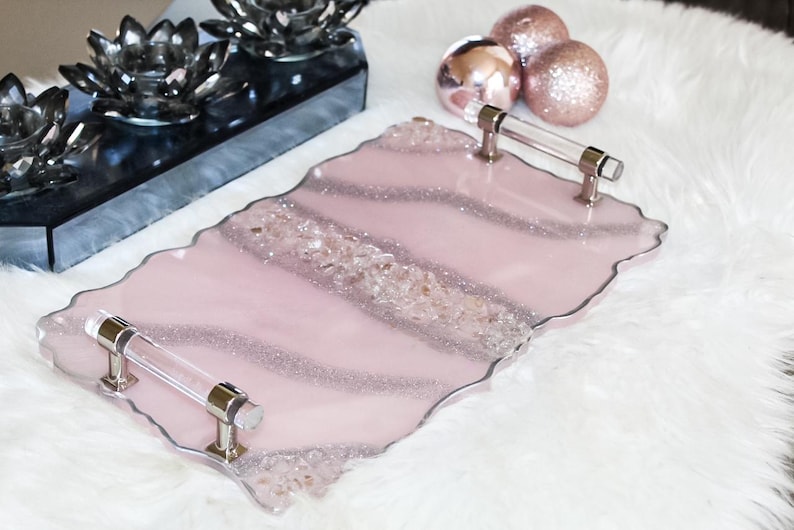 Handgjort glittrigt silverglitterbricka i harts med kristallhandtag i silver, lyxigt handgjort sminkbord med kristaller, soffbordsdekorationer i harts underlägg bild 3