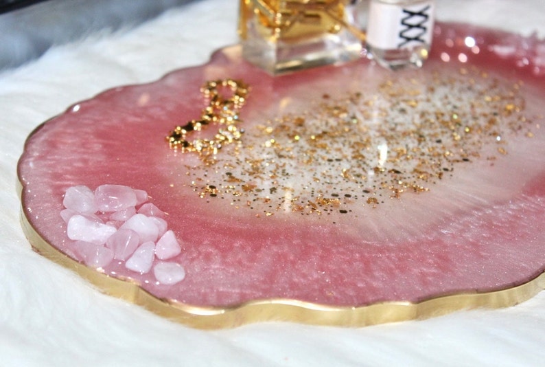 Handgjord bricka i rosa glitterharts: Rosenkvarts och guldmarmorering bild 6