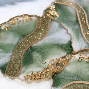 Emerald Green and gold coaster sets with irregular shapes, geode agate style coasters made with epoxy resin, handmade personalized coasters
