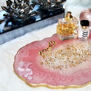 Handgjord bricka i rosa glitterharts: Rosenkvarts och guldmarmorering bild 2