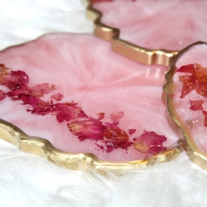 HANDGJORD bricka i rosa rosenkvartskristall, bricka i epoxiharts med rosenkvartskant, bricka i vitt och rosa harts med guldmarmorering och handtag bild 7
