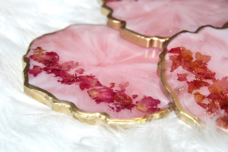HANDGJORD bricka i rosa rosenkvartskristall, bricka i epoxiharts med rosenkvartskant, bricka i vitt och rosa harts med guldmarmorering och handtag bild 7