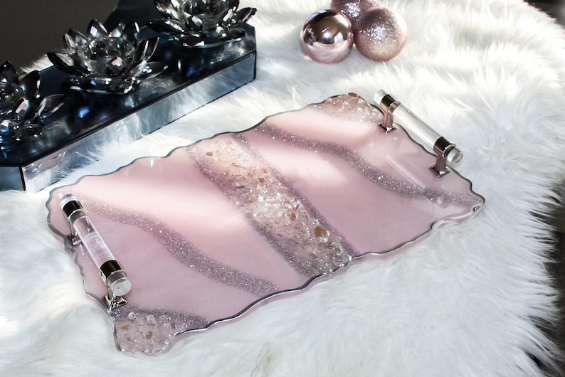 Handgjort glittrigt silverglitterbricka i harts med kristallhandtag i silver, lyxigt handgjort sminkbord med kristaller, soffbordsdekorationer i harts underlägg bild 9