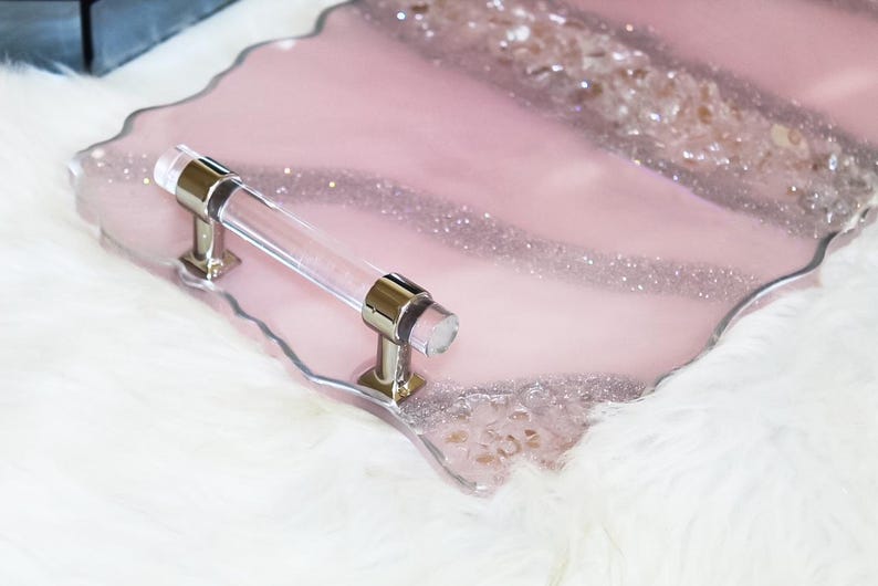 Handgjort glittrigt silverglitterbricka i harts med kristallhandtag i silver, lyxigt handgjort sminkbord med kristaller, soffbordsdekorationer i harts underlägg bild 6