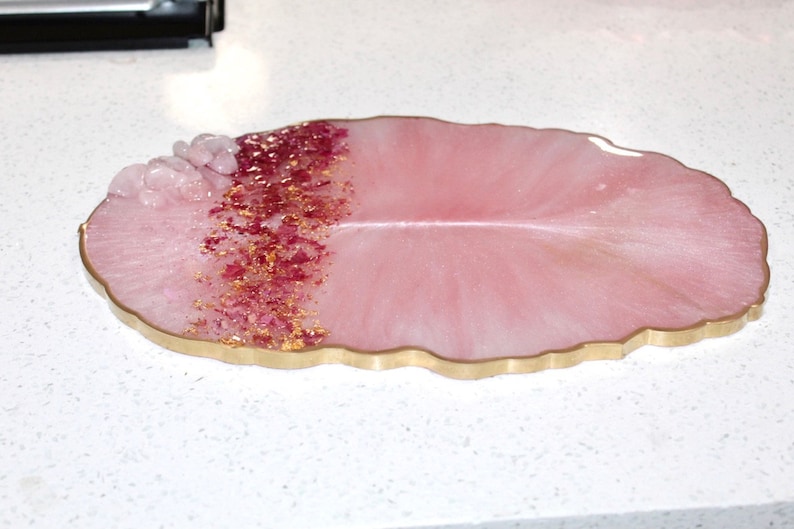 HANDGJORD bricka i rosa rosenkvartskristall, bricka i epoxiharts med rosenkvartskant, bricka i vitt och rosa harts med guldmarmorering och handtag bild 5