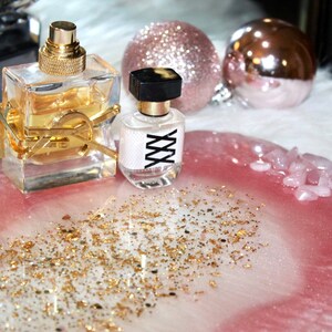Handgjord bricka i rosa glitterharts: Rosenkvarts och guldmarmorering bild 3