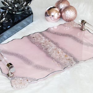 Handgjort glittrigt silverglitterbricka i harts med kristallhandtag i silver, lyxigt handgjort sminkbord med kristaller, soffbordsdekorationer i harts underlägg bild 7