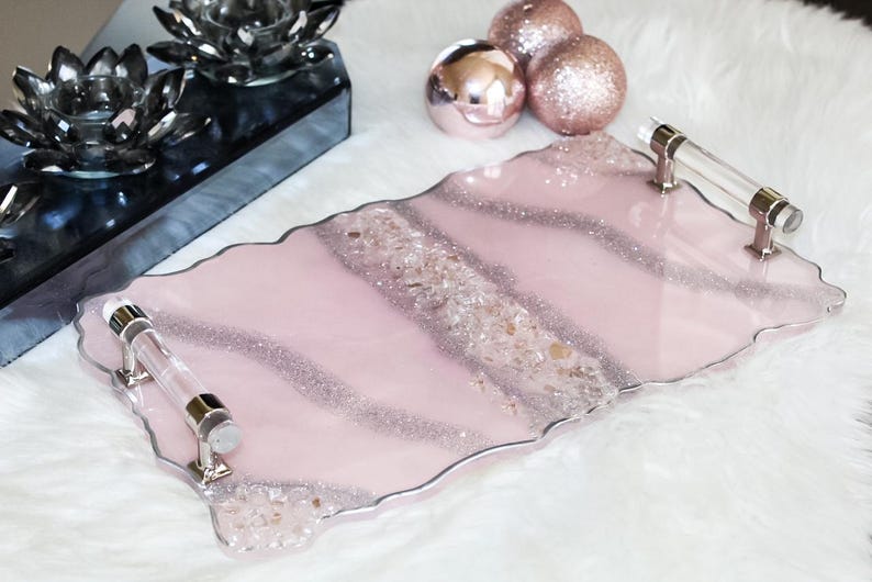 Handgjort glittrigt silverglitterbricka i harts med kristallhandtag i silver, lyxigt handgjort sminkbord med kristaller, soffbordsdekorationer i harts underlägg bild 7