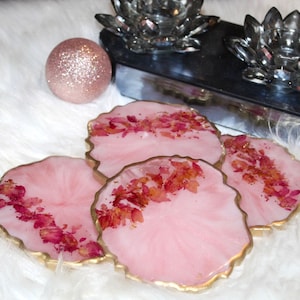 HANDGJORD bricka i rosa rosenkvartskristall, bricka i epoxiharts med rosenkvartskant, bricka i vitt och rosa harts med guldmarmorering och handtag bild 6