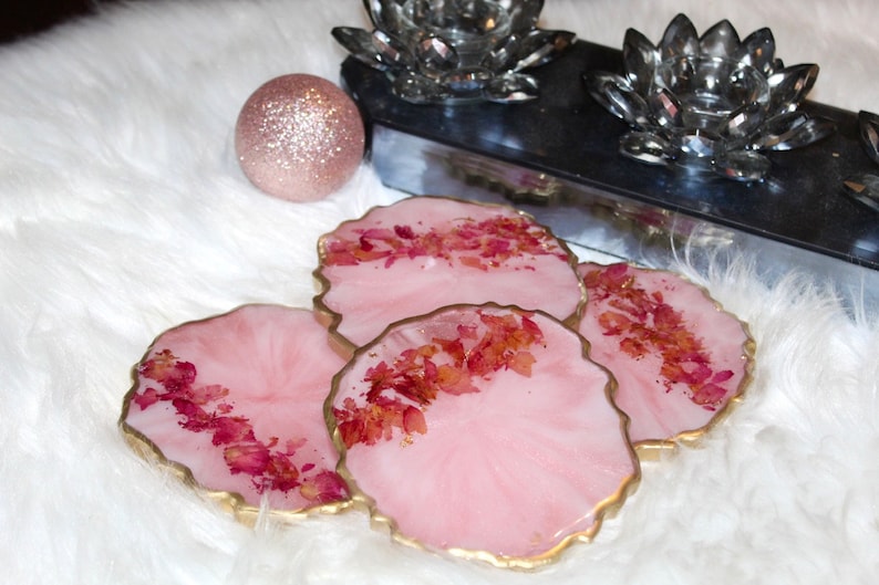 HANDGJORD bricka i rosa rosenkvartskristall, bricka i epoxiharts med rosenkvartskant, bricka i vitt och rosa harts med guldmarmorering och handtag bild 6