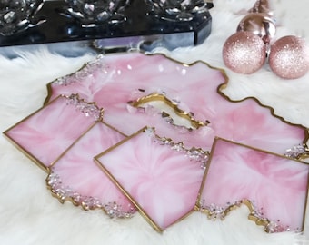 Zestaw tac z żywicy geoda z różowego kwarcu ze złotymi krawędziami | Taca do serwowania i podstawki w stylu różowego agatu | Luksusowa dekoracja toaletki | Ręcznie robiony prezent dla niej