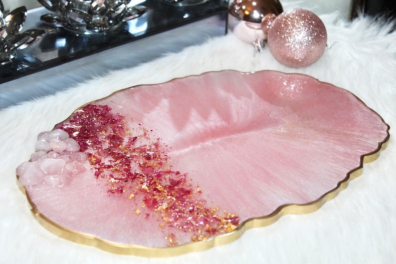 HANDGJORD bricka i rosa rosenkvartskristall, bricka i epoxiharts med rosenkvartskant, bricka i vitt och rosa harts med guldmarmorering och handtag bild 3