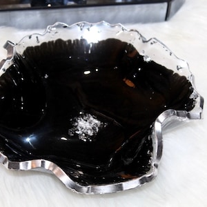 ハンドメイドダークナイトブラック樹脂ボウル、フレークとシルバーのアクセント付きホームデコレーションアイデア、装飾ボウルギフトアイデア、ジオードアートモダンセンターピース
