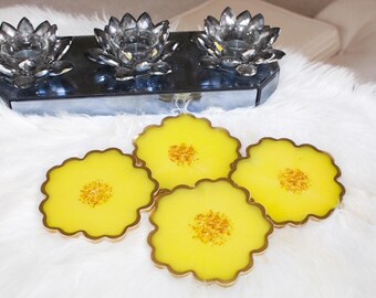 Handgjorda solros-resinunderlägg, set om 4 | Gula blomunderlägg med guldflingor | Blommiga drinkunderlägg | Söt sommarinredningspresent