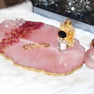 HANDGJORD bricka i rosa rosenkvartskristall, bricka i epoxiharts med rosenkvartskant, bricka i vitt och rosa harts med guldmarmorering och handtag bild 2