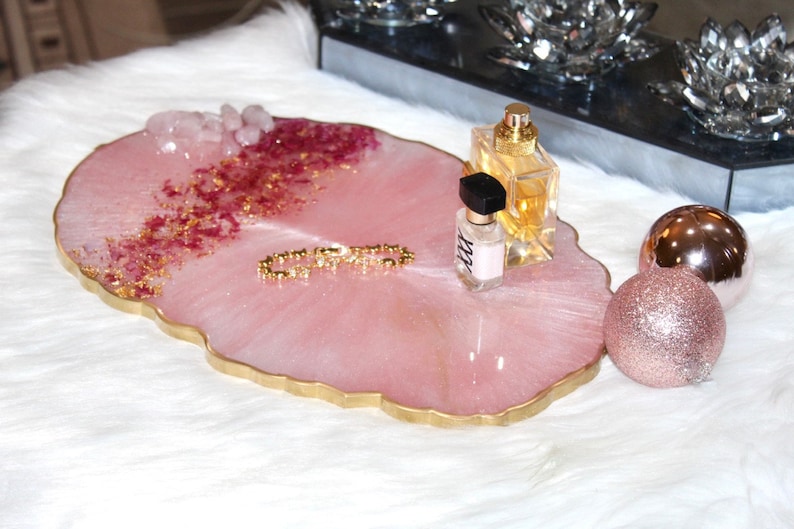 HANDGJORD bricka i rosa rosenkvartskristall, bricka i epoxiharts med rosenkvartskant, bricka i vitt och rosa harts med guldmarmorering och handtag bild 2