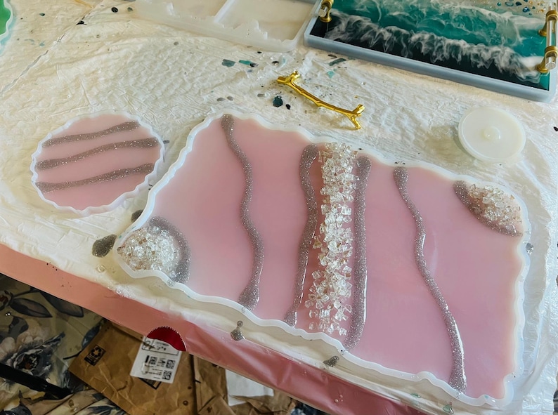Handgjort glittrigt silverglitterbricka i harts med kristallhandtag i silver, lyxigt handgjort sminkbord med kristaller, soffbordsdekorationer i harts underlägg bild 13