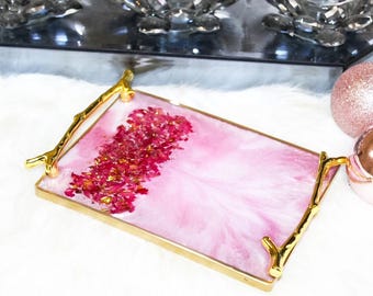 HANDGJORD bricka i rosa rosenkvartskristall, bricka i epoxiharts med rosenkvartskant, bricka i vitt och rosa harts med guldmarmorering och handtag