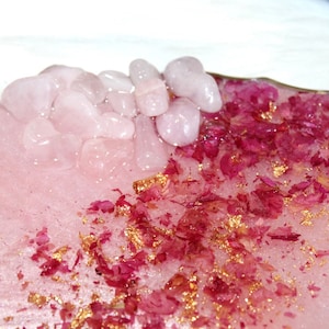 HANDGJORD bricka i rosa rosenkvartskristall, bricka i epoxiharts med rosenkvartskant, bricka i vitt och rosa harts med guldmarmorering och handtag bild 4
