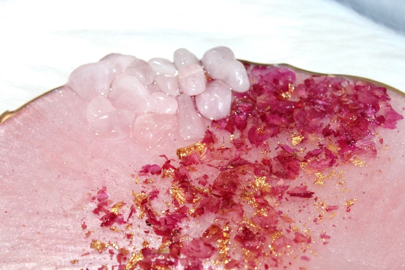 HANDGJORD bricka i rosa rosenkvartskristall, bricka i epoxiharts med rosenkvartskant, bricka i vitt och rosa harts med guldmarmorering och handtag bild 4