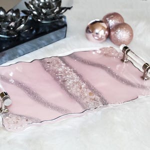 Handgjort glittrigt silverglitterbricka i harts med kristallhandtag i silver, lyxigt handgjort sminkbord med kristaller, soffbordsdekorationer i harts underlägg bild 5