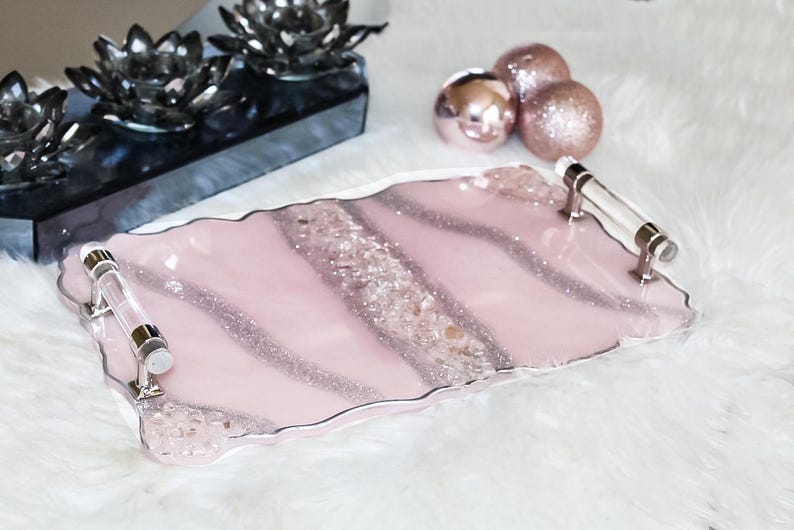 Handgjort glittrigt silverglitterbricka i harts med kristallhandtag i silver, lyxigt handgjort sminkbord med kristaller, soffbordsdekorationer i harts underlägg bild 5