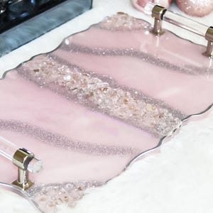 Handgjort glittrigt silverglitterbricka i harts med kristallhandtag i silver, lyxigt handgjort sminkbord med kristaller, soffbordsdekorationer i harts underlägg bild 12