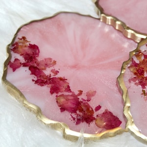 HANDGJORD bricka i rosa rosenkvartskristall, bricka i epoxiharts med rosenkvartskant, bricka i vitt och rosa harts med guldmarmorering och handtag bild 8
