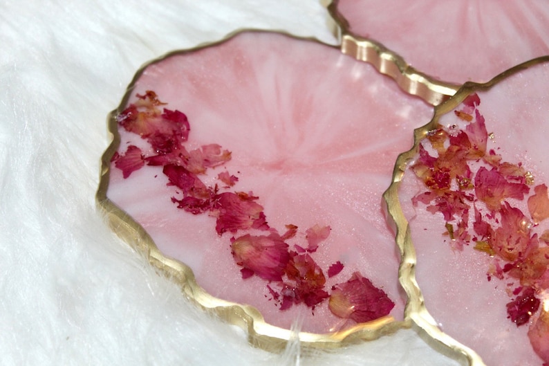 HANDGJORD bricka i rosa rosenkvartskristall, bricka i epoxiharts med rosenkvartskant, bricka i vitt och rosa harts med guldmarmorering och handtag bild 8