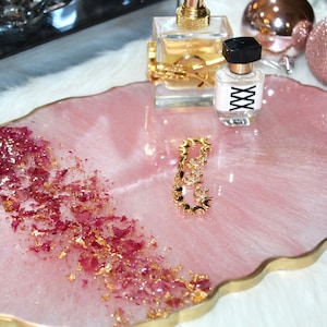 HANDMADE Pink Rose quartz crystal tray, Epoxy Resin Tray with Rose Quartz Rim, White and Pink Resin Tray with gold marbling and Handles