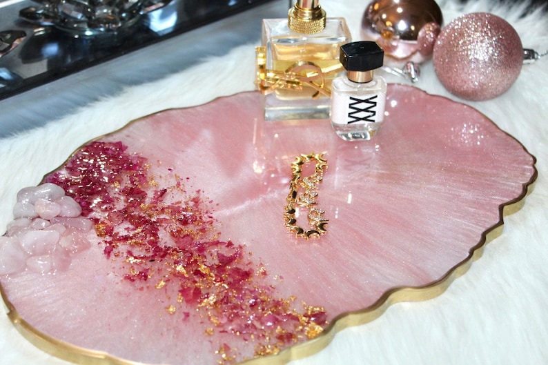 HANDGJORD bricka i rosa rosenkvartskristall, bricka i epoxiharts med rosenkvartskant, bricka i vitt och rosa harts med guldmarmorering och handtag bild 1