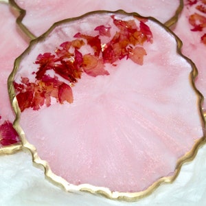 HANDGJORD bricka i rosa rosenkvartskristall, bricka i epoxiharts med rosenkvartskant, bricka i vitt och rosa harts med guldmarmorering och handtag bild 10