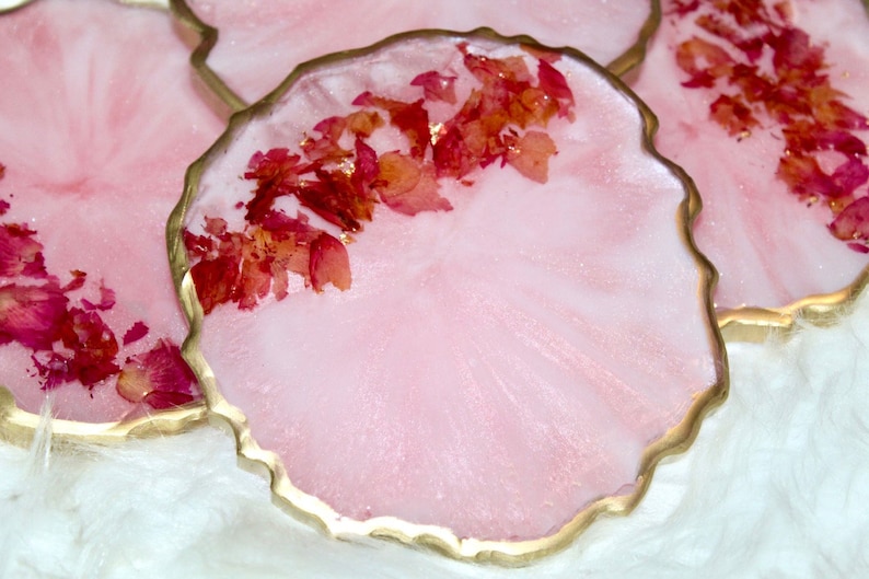 HANDGJORD bricka i rosa rosenkvartskristall, bricka i epoxiharts med rosenkvartskant, bricka i vitt och rosa harts med guldmarmorering och handtag bild 10
