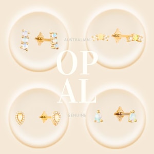 Pode incluir: Um conjunto de seis brincos de ouro com pedras de opala australiana genuína. Os brincos são exibidos em um fundo branco com o texto "AUSTRALIAN OPAL GENUINE" visível.
