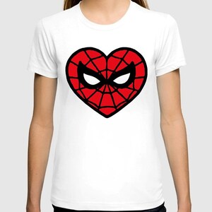 Puede incluir: Camiseta blanca con un dise&ntilde;o en forma de coraz&oacute;n rojo y negro con una m&aacute;scara de Spider-Man estilizada.